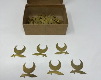 Schachtel mit 100 geprägten Messing-Emblemen der Shriners, Freimaurer-Krummsäbel, Halbmond