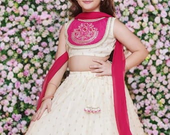 Vestido indio sin mangas para niña – Lehenga choli bordado en color rosa hueso con dupatta y diseño Gotta Patti
