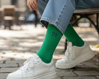 Benutzerdefinierte grüne Anfangssocken, personalisierte gestickte Buchstabensocken, benutzerdefinierte Namenssocken, lässige Streetwear-Socken, Geschenksocken, Brautjungferngeschenk