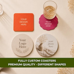 Op de afbeelding: Vier aangepaste onderzetters in verschillende vormen en kleuren. Een vierkante oranje onderzetter leest YOUR DESIGN HERE, een geschulpte magenta onderzetter bevat een glas, een ronde beige onderzetter leest Your Logo Here en een ronde toont een foto.