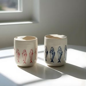 Fiskmugg med lock, handgjord keramisk kaffemugg, blå eller röd fiskkopp i keramik, bärbar temugg, återanvändbar kaffekopp för språng
