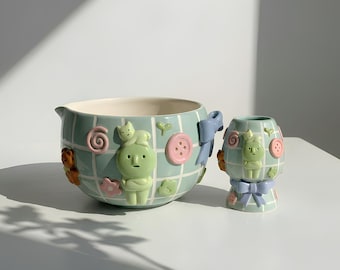 Ręcznie robiony zestaw do parzenia matchy Blue Ribbon – spersonalizowany ceramiczny chawan z dzióbkiem i uchwyt na trzepaczkę – estetyczny zestaw do parzenia herbaty Coquette – wyjątkowy prezent urodzinowy dla niej