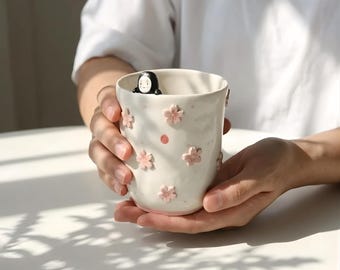 Handgemachte Sakura Keramiktasse mit verstecktem Charakter - süße Tasse ohne Gesicht, Kirschblüten-Teetasse, ästhetisches Geschenk für sie, gemütliches Frühlings-Trinkgefäß
