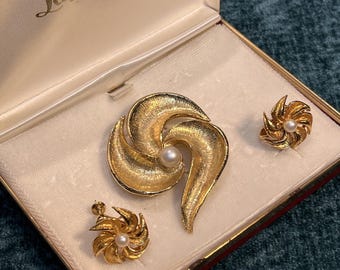 vintage La Tausca 1950s Gold Flower Brooch & Clip-On Earrings, Faux Pearl Set, Original Box
