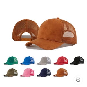 Peut inclure: Plusieurs casquettes de camionneur de couleurs variées, notamment marron, vert, bleu, gris, rouge et noir. Les casquettes ont un panneau avant en similicuir et un dos en mesh pour la respirabilité. Elles ont une visière incurvée et une fermeture à pression réglable.
