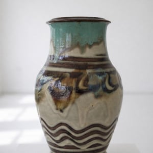 Jarrón de cerámica japonesa hecho a mano | Cerámica de Okinawa | Decoración orgánica para el hogar | Estilo Wabi Sabi