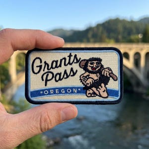 Grants Pass Oregon Embroidered Patch – Bigfoot Travel Souvenir for Jacket Backpack Hat