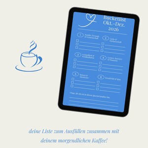 Könnte beinhalten: Ein digitales Tablet mit einer blauen Bucketlist für Oktober-Dezember 2026, mit Kategorien wie Familie, Gesundheit und Reisen. Der Text "QUARTALS-BUCKETLIST" steht oben, und eine Kaffeetassen-Grafik befindet sich links.