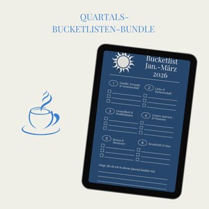 Könnte beinhalten: Ein digitales Tablet mit einer blauen Bucket-Liste für Januar-März 2026, mit Kategorien wie Familie, Gesundheit und Reisen. Der Text "QUARTALS-BUCKETLISTEN-BUNDLE" steht oben, mit einer Kaffeetassen-Illustration links. Der Text "deine Listen zum Ausfüllen zusammen mit deinem morgendlichen Kaffee!" steht unten.