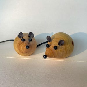 Topolino in legno di mimosa, fatto a mano, artigianale, realizzato al tornio per legno.