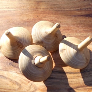 Lot De 2 Toupies En Bois Avec 6 Cires Colorées Et 2 Rondelles – Fabriqué à La Main En Espagne, Pointe Ronde – Jouet Traditionnel Pour Développer Motricité Et Coordination, Dès 3 Ans