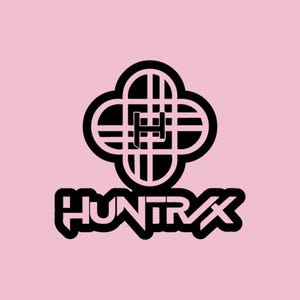 Puede incluir: Logotipo negro con la palabra "HUNTRAX" en una fuente audaz y estilizada. El logotipo presenta un diseño de trébol de cuatro hojas con un patrón geométrico. El fondo es de color rosa claro.