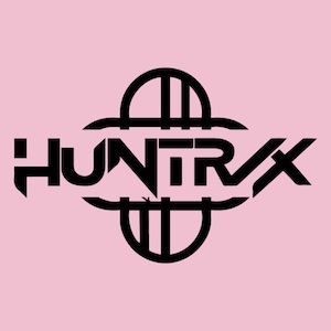 Puede incluir: Texto negro "HUNTRX" sobre un fondo rosa claro. La tipografía es audaz y moderna, con un elemento de diseño único encima y debajo de las letras, que se asemeja a un emblema estilizado.
