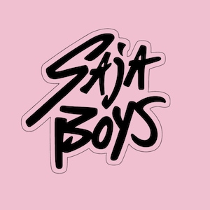 Può includere: Un adesivo con le parole "SAJA BOYS" in un carattere nero, grassetto e scritto a mano. Il testo è delineato in nero e posto su uno sfondo rosa chiaro. L'adesivo ha un bordo bianco.