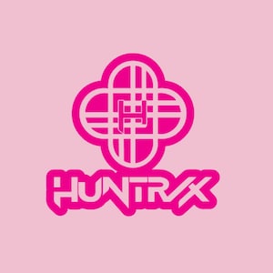 Può includere: Un logo rosa con la scritta "HUNTRAX" in un carattere stilizzato. Sopra il testo c'è un disegno a forma di quadrifoglio con un motivo a griglia e la lettera "H" al centro. Lo sfondo è rosa chiaro uniforme.