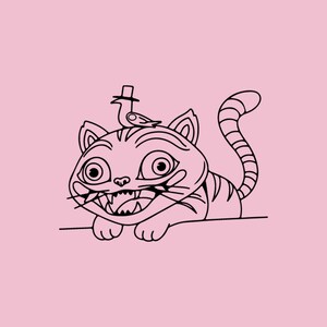 Puede incluir: Un dibujo lineal en blanco y negro de un gato de dibujos animados con rayas de tigre, un pájaro con sombrero de copa y una sonrisa con dientes. El gato está sobre un fondo rosa claro.