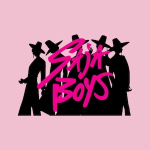 Puede incluir: Un fondo rosa con una silueta negra de seis figuras con sombreros y abrigos largos. Las palabras "SAJA BOYS" están escritas en letras rosas brillantes y estilizadas sobre las figuras.