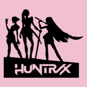 Puede incluir: Gráfico de silueta negra de tres figuras, posiblemente guerreros, sobre un fondo rosa claro. Las figuras se alzan sobre una base rectangular negra con la palabra "HUNTRX" en letras negritas y estilizadas.