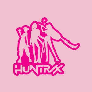 Può includere: Design grafico rosa con tre figure stilizzate con i capelli lunghi e una stella. La parola "HUNTRX" è visualizzata in un carattere audace e stilizzato sotto le figure. Lo sfondo è di colore rosa chiaro.