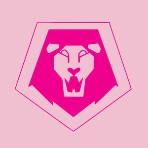 Puede incluir: Gráfico de una cabeza de león rosa dentro de un pentágono blanco, sobre un fondo rosa claro. El león tiene una cara detallada con la boca abierta y dientes. El diseño es audaz y moderno.