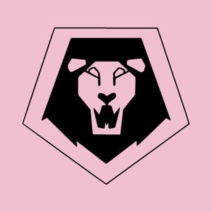 Puede incluir: Gráfico de una cabeza de león negra dentro de un pentágono blanco, sobre un fondo rosa claro. El león tiene una cara detallada con la boca abierta y dientes afilados. El diseño es simple y audaz.