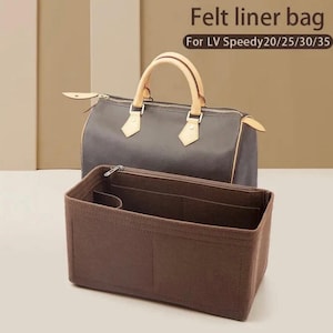 Pode incluir: Uma bolsa de forro de feltro marrom com vários compartimentos é exibida em frente a uma bolsa cinza escuro com alças e detalhes bege. O texto "Felt liner bag" e "For LV Speedy 20/25/30/35" são visíveis.