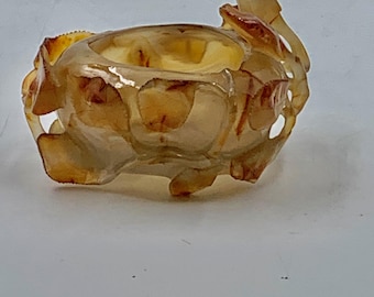 Elegante portalápices chino de ágata tallada con decoraciones.