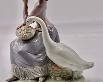 FINA PORCELANA LLADRO niña alimentando a un cisne