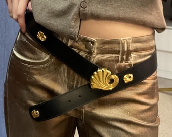 Cinturón vintage de cuero negro con hebilla y detalles dorados ornamentados, talla 95.