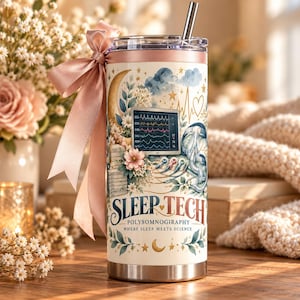 Puede incluir: Un vaso de acero inoxidable con tapa y pajita de metal, decorado con un lazo de satén rosa. El diseño incluye un monitor de polisomnografía, sensores médicos, detalles florales y el texto: SLEEP TECH POLYSOMNOGRAPHY WHERE SLEEP MEETS SCIENCE.