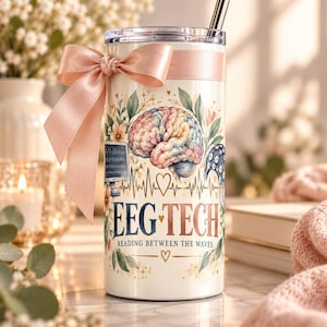 Könnte beinhalten: Ein weißer zylindrischer Becher mit transparentem Deckel und Metallstrohhalm, verziert mit einer rosa Satinschleife. Das Design zeigt ein Aquarell-Gehirn, einen EEG-Monitor, Herzakzente und den Text "EEG TECH READING BETWEEN THE WAVES".