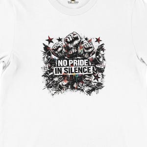 Shirt No Pride in Silence | T-shirt LGBTQ-protest met opgeheven vuist | Queer Activist Pride Month Gift Bella canvas, uniseks T-shirt
