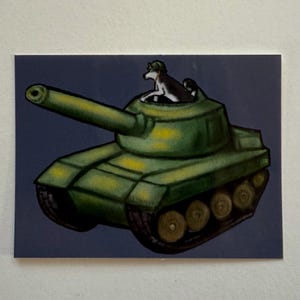 Op de afbeelding: Illustratie van een groene tank met een hond met helm in de toren. De tank heeft een lange loop en zichtbare rupsbanden. De achtergrond is donkerblauw.