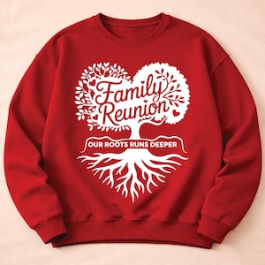 Może przedstawiać: Czerwona bluza z białym nadrukiem drzewa z napisami "Family Reunion" i "Our Roots Runs Deeper". Projekt drzewa ma kształt serca. Bluza ma okrągły dekolt i długie rękawy.