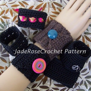 Op de afbeelding: Vijf gehaakte armbanden met verschillende versieringen. Een armband heeft een roze en gouden lint, een andere heeft een turquoise knoop, een andere heeft een veelkleurige knoop en een andere heeft een zilveren bedel. De armbanden zitten om de arm van een persoon.