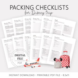 Pu&ograve; includere: Liste di controllo di imballaggio stampabili per un viaggio a Disney. L'immagine include diversi fogli bianchi con liste di controllo, una valigia rossa a pois, uno zaino grigio con un fiocco di Minnie Mouse e un aereo giocattolo. Testo: "PACKING CHECKLISTS for Disney trip".