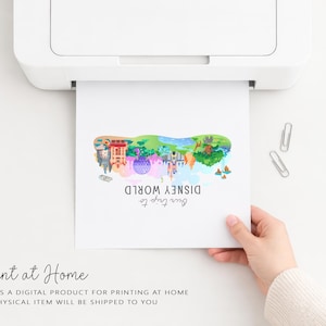 Pu&ograve; includere: Una stampa bianca con un'illustrazione colorata dei monumenti di Disney World, tra cui un castello e varie attrazioni. Il testo "Disney World" e "Our Trip to" sono visibili. La stampa &egrave; tenuta da una persona. Il testo "Print at Home" &egrave; anch'esso visibile.