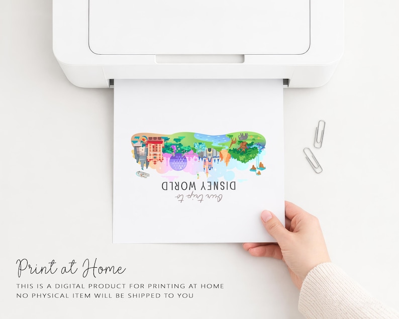 Pu&ograve; includere: Una stampa bianca con un'illustrazione colorata dei monumenti di Disney World, tra cui un castello e varie attrazioni. Il testo "Disney World" e "Our Trip to" sono visibili. La stampa &egrave; tenuta da una persona. Il testo "Print at Home" &egrave; anch'esso visibile.