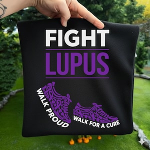 Concientización sobre el lupus PNG SVG Lucha contra el lupus Camina con orgullo por una cura Descarga digital, Gráfico de zapatillas con lazo morado, Diseño guerrero Archivo de corte Cricut