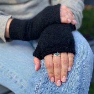 Short Fingerless Cuffed Gloves, Black - 100% Cashmere - Womens S/M