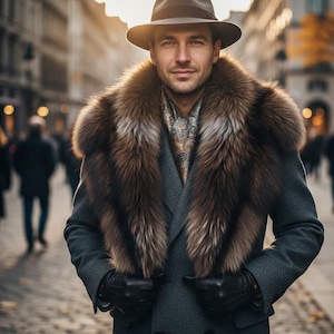 Könnte beinhalten: Ein Mann in einem grauen Mantel mit einem braunen Pelzkragen, einem gemusterten Schal, einem braunen Fedora-Hut und schwarzen Lederhandschuhen. Der Hintergrund zeigt eine verschwommene Stadtstraße mit Fußgängern.