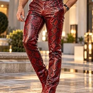 Pantalones de hombre con estampado de piel de serpiente roja y cinturón, pantalones de moda llamativos, de lujo, ropa de fiesta atrevida