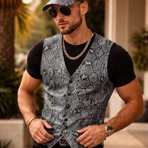 Ensemble gilet en cuir bleu à imprimé python fait main et casquette de baseball assortie | Streetwear en cuir véritable