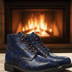 Puede incluir: Una taza de cerámica blanca con un asa negra y el texto "But First, Coffee" en negro, con una fuente de estilo manuscrito. La taza está sobre una superficie blanca.