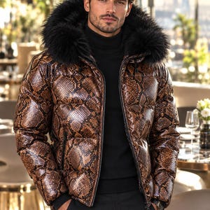 Könnte beinhalten: Eine braun-schwarze Daunenjacke mit Schlangenmuster und einer mit schwarzem Kunstfell besetzten Kapuze, getragen über einem schwarzen Rollkragenpullover und einer schwarzen Hose. Die Jacke hat einen Frontreißverschluss und lange Ärmel.