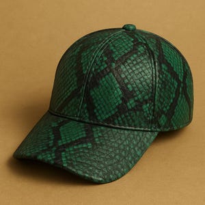 Op de afbeelding: Een set van drie keramische mokken met een gespikkelde, matte afwerking. De mokken zijn in crème, lichtgrijs en donkergrijs. Elke mok heeft een eenvoudig, minimalistisch ontwerp.