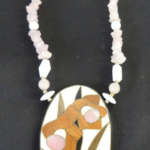 Vintage 1980&#39;s Inlay Shell Wood Oval Pendant Necklace Pink Retro Statement
