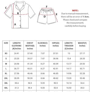 Puede incluir: Conjunto de pijama blanco con camisa abotonada y pantalones cortos. La imagen incluye una tabla de tallas con medidas en pulgadas para la longitud de la ropa, el ancho del pecho, la longitud de la manga, las caderas, la longitud del pantal&oacute;n y la cintura.