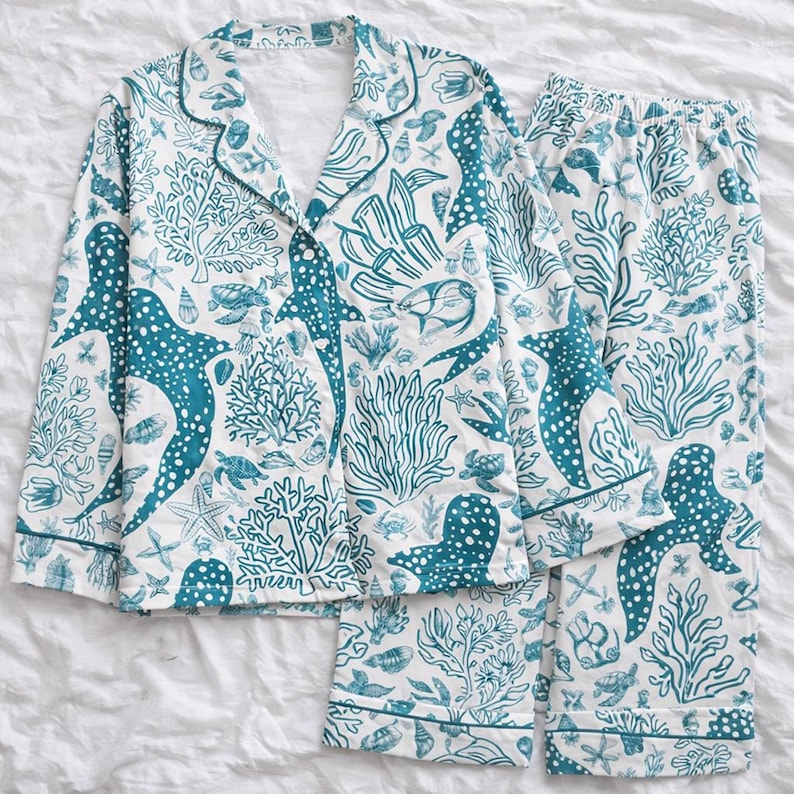 Conjunto de pijama de mujer con estampado de vida marina, pijama con criaturas marinas submarinas, conjunto de pijama con estampado de arrecifes de coral y tiburones ballena, pijama playero para amantes de la playa. imagen 2