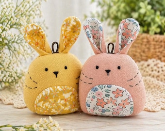 Coniglietto di peluche fatto a mano, regalo per baby shower, morbido ornamento per la cameretta, bambola coniglio in tessuto, regalo per neonato, regalo di Pasqua per lei